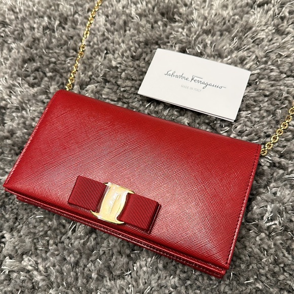 Salvatore Ferragamo Vera Bow crossbody/clutch w/detachable long gold chain - Picture 3 of 12